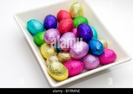 Eine kleine Auswahl an Mini Schokoladeneier in einer weißen Schale Stockfoto