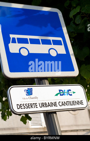 Ein Verkehrsschild auf der Hauptstraße durch die Stadt von Chantilly in Frankreich Stockfoto