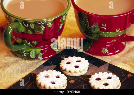 Zwei Tassen Tee mit drei cookies Stockfoto