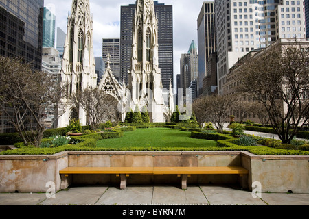 Siebte Etage Dachgarten auf 45 Rockefeller Plaza, New York, New York mit Blick auf St. Patricks Kathedrale auf der fünften Avenue. Stockfoto