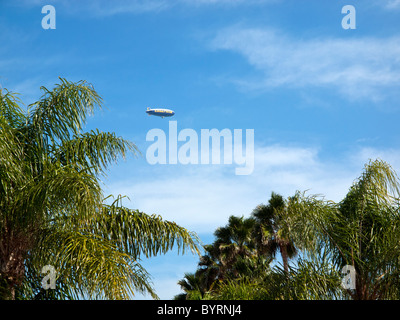 Goodyear Blimp Spirit of Innovation auf dem Heimweg, Pompano Beach, Florida Stockfoto