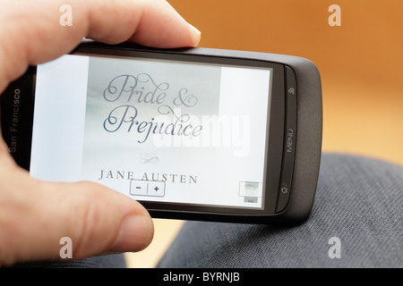 Kindle Reader auf einem Touchscreen Handy android os Smartphone Kapitel ein Cover stolz und Vorurteil Jane Austen Stockfoto