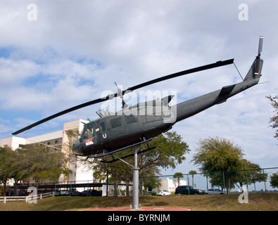 UH-1 Huey Hubschrauber im Brevard Veterans Memorial Center auf Merritt Island Florida an der Indian River Lagune Stockfoto