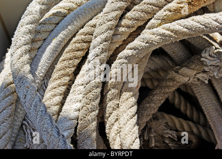 Seil mit Anker auf Yacht zu Segeln als Hintergrund. Stockfoto