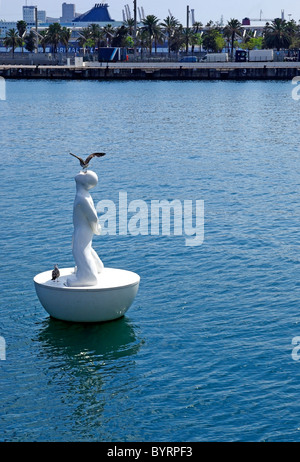 Eine Boje wie ein Mann mit Möwen auf sie im Hafen von Barcelona. Stockfoto