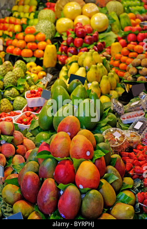 La Boqueria Früchte. Welt berühmten Markt von Barcelona, Spanien. Stockfoto