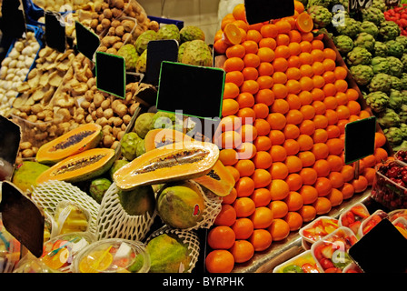 La Boqueria Reihen von Früchten. Welt berühmten Markt von Barcelona, Spanien. Stockfoto