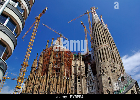 Moderne Apartments und Sagrada Familia. Barcelona, Spanien. Stockfoto