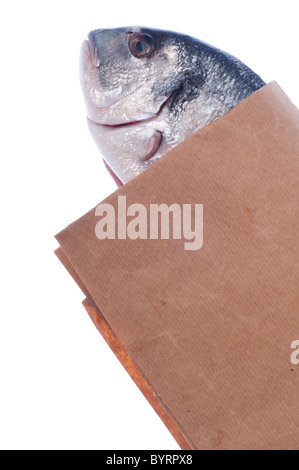 Dorado Rohfisch am Markt Papiertüte (isoliert auf weißem Hintergrund) Stockfoto