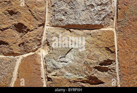 Mauer aus groben Bruchstein. Gut als Hintergrund oder Hintergrund. Stockfoto