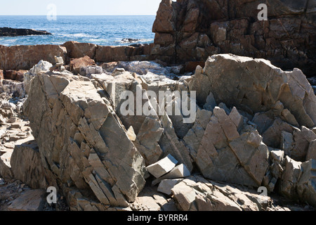 Gestapelte Felsen Form ein Cairn auf der felsigen Küste im Acadia National Park in der Nähe von Bar Harbor, Maine Stockfoto