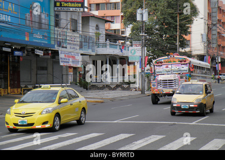 Panama, Lateinamerika, Mittelamerika, Panama City, Bella Vista, Via Espana, Straßenszene, Verkehr, Autos, Taxi, Taxis, Taxis, Taxis, Taxis, Fahrspuren, Diablo Rojo, Bus, Bus, öffentliche Verkehrsverbindungen Stockfoto