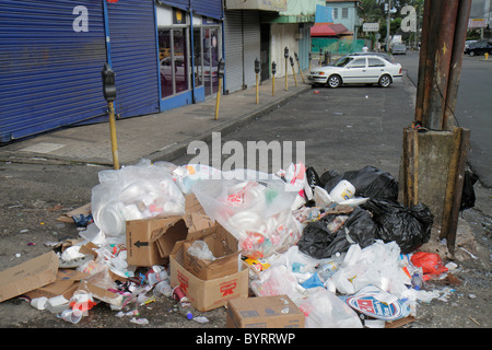 Panama, Lateinamerika, Mittelamerika, Panama City, Kalidonien, Viertel der unteren Klasse, Straßenszene, Müllhaufen, Müll, Verschmutzung, Plastiktüten, Straße, Bürgersteig, par Stockfoto