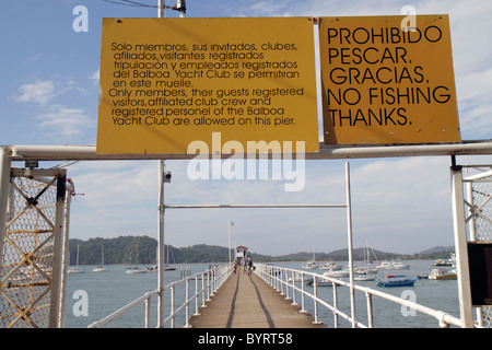 Panama, Lateinamerika, Mittelamerika, Panama City, Amador, Panama Canal, Balboa Yacht Club, Pier, Yachthafen, Schild, zweisprachig, Spanisch, Englisch, kein Angeln, eingeschränkter Zugang Stockfoto