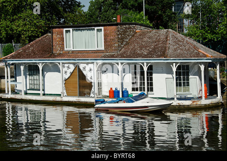 LONDON, Vereinigtes Königreich - 24. MAI 2010: Hausboot auf der Themse bei Kingston-upon-Thames Stockfoto