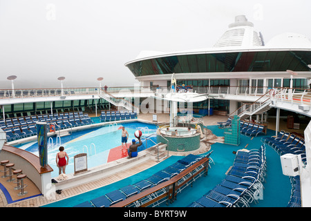 Fast leeres Deck Royal Caribbean Jewel of the Seas Kreuzfahrt Schiff an einem Tag mit starkem Nebel Stockfoto