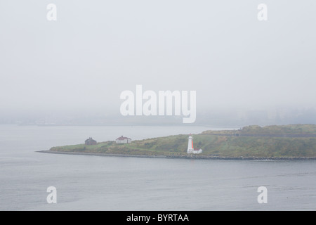 Leuchtturm auf Georges Insel in Halifax, Nova Scotia, Kanada an einem nebeligen Tag Stockfoto