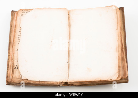 Altes antikes Buch von 1739 mit Lederbezug isoliert auf weiss eröffnet auf zwei leere Seiten mit Textfreiraum Stockfoto