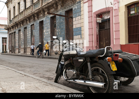 Oldtimer Motorrad mit Beiwagen auf den Straßen von Holguin, Kuba, Karibik. Stockfoto