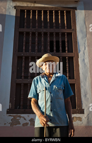 Alter Mann mit einem Gehstock, Trinidad, Sancti Spíritus, Kuba, Karibik Stockfoto