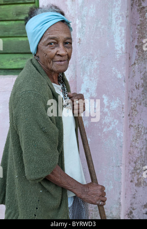 Alte Frau fegen der Straße vor ihrem Haus, Trinidad, Sancti Spiritus, Kuba, Caribbean. Stockfoto