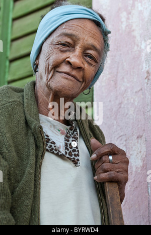 Alte Frau fegen der Straße vor ihrem Haus, Trinidad, Sancti Spiritus, Kuba, Caribbean. Stockfoto