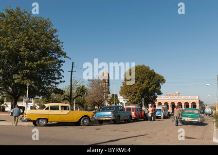 Alte Autos in das Quadrat von Palmira, Cienfuegos, Kuba. Stockfoto