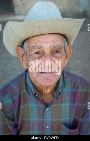 Alter Mann mit Cowboyhut, Palmira, Cienfuegos, Kuba, Karibik Stockfoto