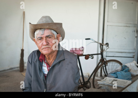 Alter Mann mit Cowboyhut, Cienfuegos, Kuba, Karibik Stockfoto