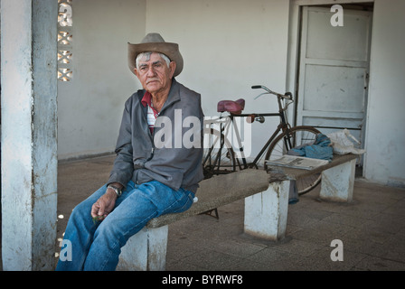 Alter Mann mit Cowboyhut, Cienfuegos, Kuba, Karibik Stockfoto