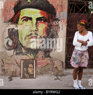 Frau mit Blick auf ein Bild von Che Guevara, La Habana, Kuba, Karibik. Stockfoto