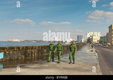 Soldaten zu Fuß auf dem Malecon, La Habana, Kuba Stockfoto