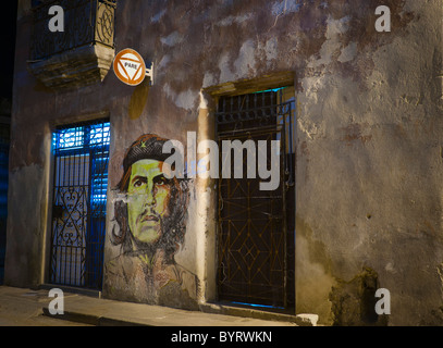 Graffiti von Che Guevara an Nacht, La Habana, Kuba, Karibik. Stockfoto