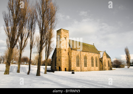 Eine verschneite St. Peter Kirche in Sunderland, North East England Stockfoto