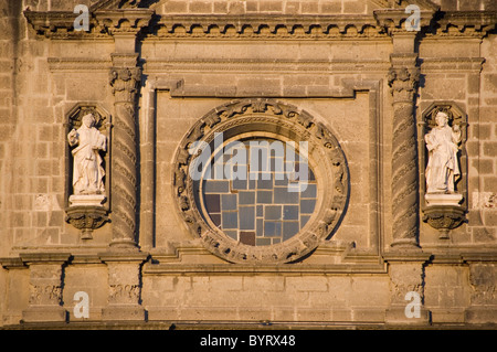 Mexiko City-Jan 13: Saint Statuen in den Nischen und runde Fenster. Metropolitan Kathedrale Sakristei Kapelle am 13 Jan 2007 am Zocalo, Mexiko City, Mexiko Stockfoto