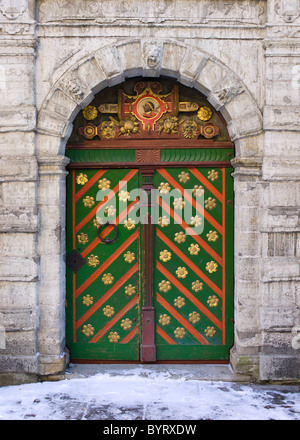 Eine bunte Grün und verzierten Tür in der Stadt Tallinn, Estland Stockfoto