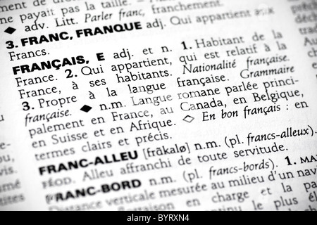 Makroaufnahme mit Fokus auf das Wort Français und seine Definition in einem französischen Wörterbuch. Stockfoto