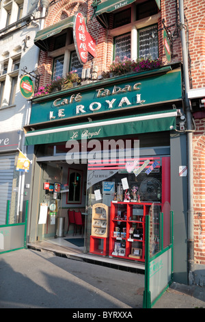 Cafe Tabac Le Royal auf Hauptstraße in Bailleul, Nord, Nord-Frankreich. Stockfoto