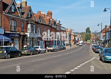 A Straßenszene in Midhurst Stadt in West Sussex North Street Stockfoto