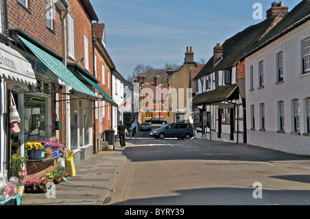 A Straßenszene in Midhurst Stadt in West Sussex ist West Street Stockfoto