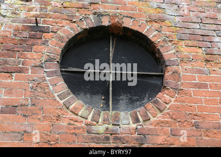 Rundfenster mit Brettern vernagelt Stockfoto