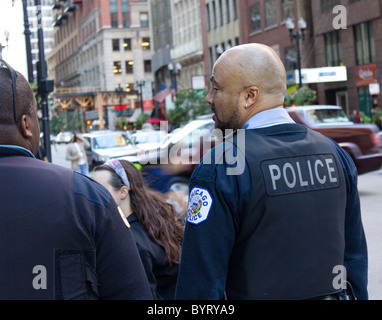 schwarzen Chicago Polizisten, einen Ohrring tragen, auf Patrouille Stockfoto