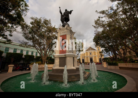 Christopher Columbus-Statue und Kathedrale Nuestra Senora De La Candelaria in Plaza Colon, Mayaguez Puerto Rico Stockfoto