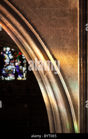 Detail aus einem gotischen Bogen beleuchtet durch Glasfenster, Santa Maria De La Sede Kathedrale, Sevilla, Spanien Stockfoto