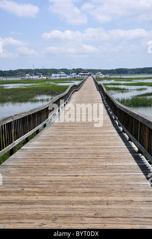 Lange hölzerne Dock am breiten Creek Marina auf Hilton Head Island in South Carolina Stockfoto