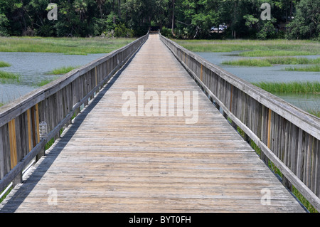 Lange hölzerne Dock am breiten Creek Marina auf Hilton Head Island in South Carolina Stockfoto