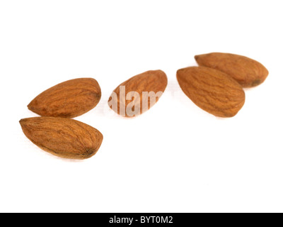 Handvoll geröstete Mandeln ohne Menschen gegen einen weißen Hintergrund mit einen Freistellungspfad Stockfoto