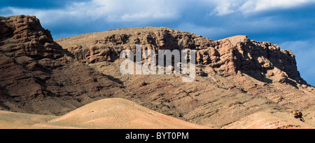 Wüste Berglandschaft zwischen Bou Tharar und Ait Youl, Rosental, hoher Atlas, Marokko Stockfoto