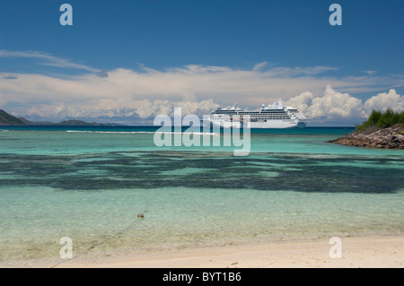 Seychellen, Insel La Digue. Oceania Schiff, Nautica, vor Anker vor der Küste La Digue, La Passe Hafen. Stockfoto