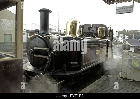 Der Dampfzug bereitet "TALIESIN" Porthmadog Station, auf der Schmalspurbahn wieder verlassen Stockfoto